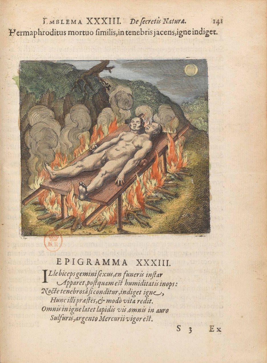 The second page of emblem 33 from Atalanta fugiens shows a motto and epigram in Latin and an image. In the image, a nude hermaphrodite is lying on a table over a fire with smoke during an eclipse.