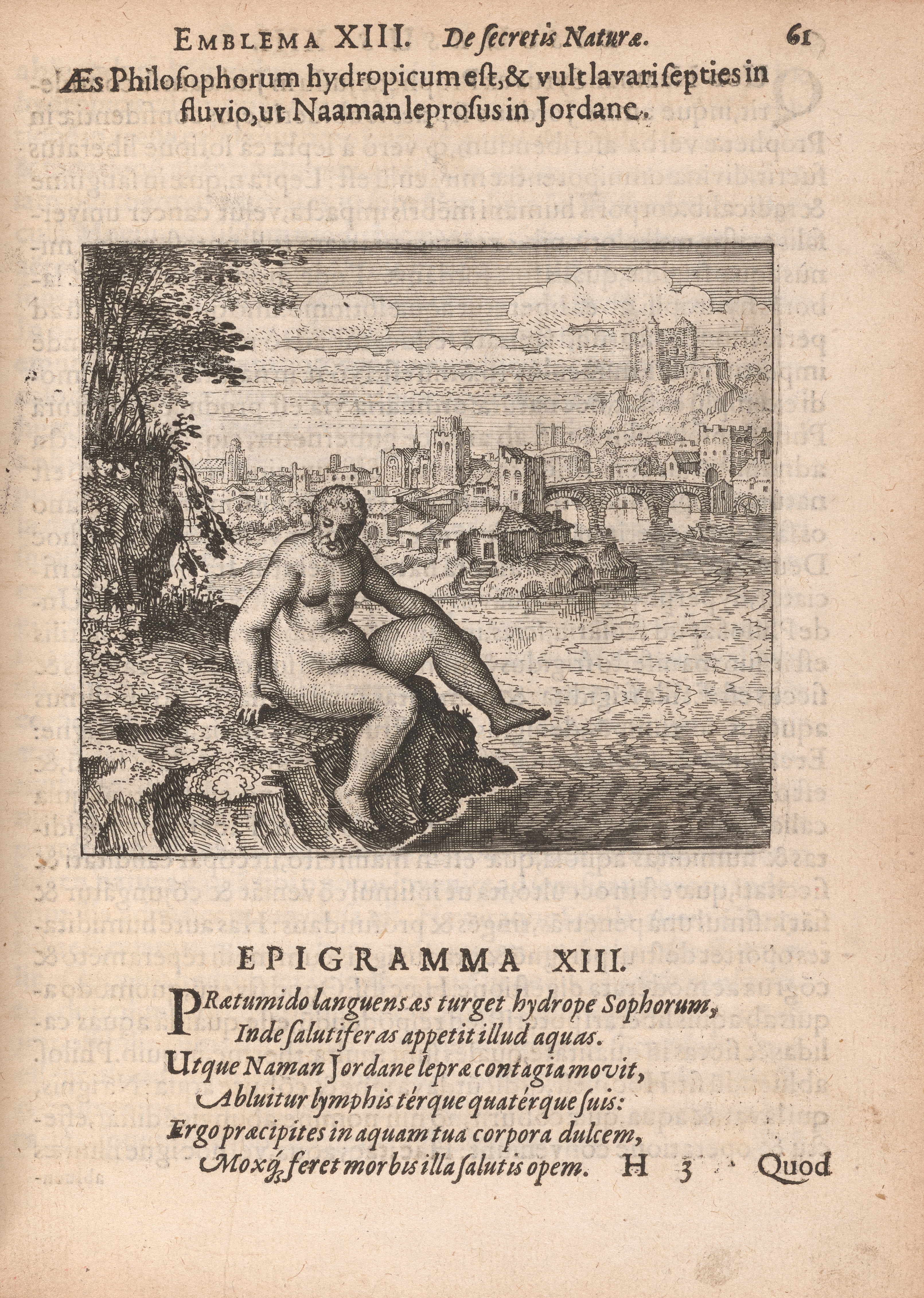 The second page of emblem 13 of Atalanta fugiens, which shows a motto and epigram in Latin and an image. The image shows a nude leprous man, identified as Naaman, is sitting on a bank and washing in the river. Behind him is a cityscape with a bridge.